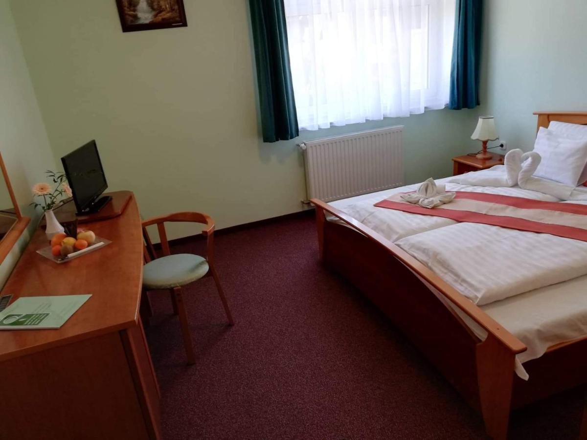 Gosztola Gyoengye-Az Erdo Szallodaja Exteriér fotografie